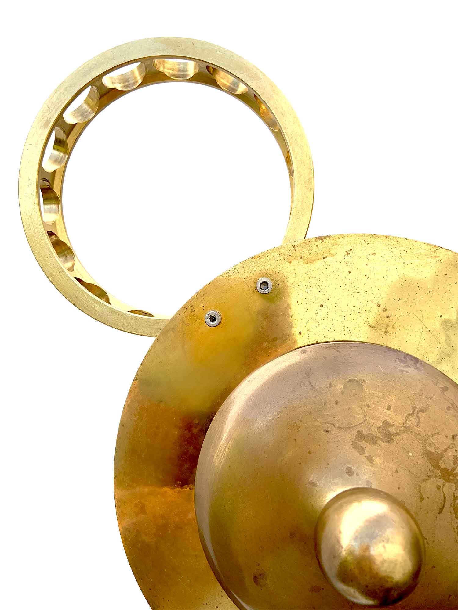 Una escultura con un rostro formado por una esfera con un pomillo a modo de nariz y soportes industriales a modo de orejas; cuenta con una base de la que surge un tallo que sostiene la cabeza —detalle—.