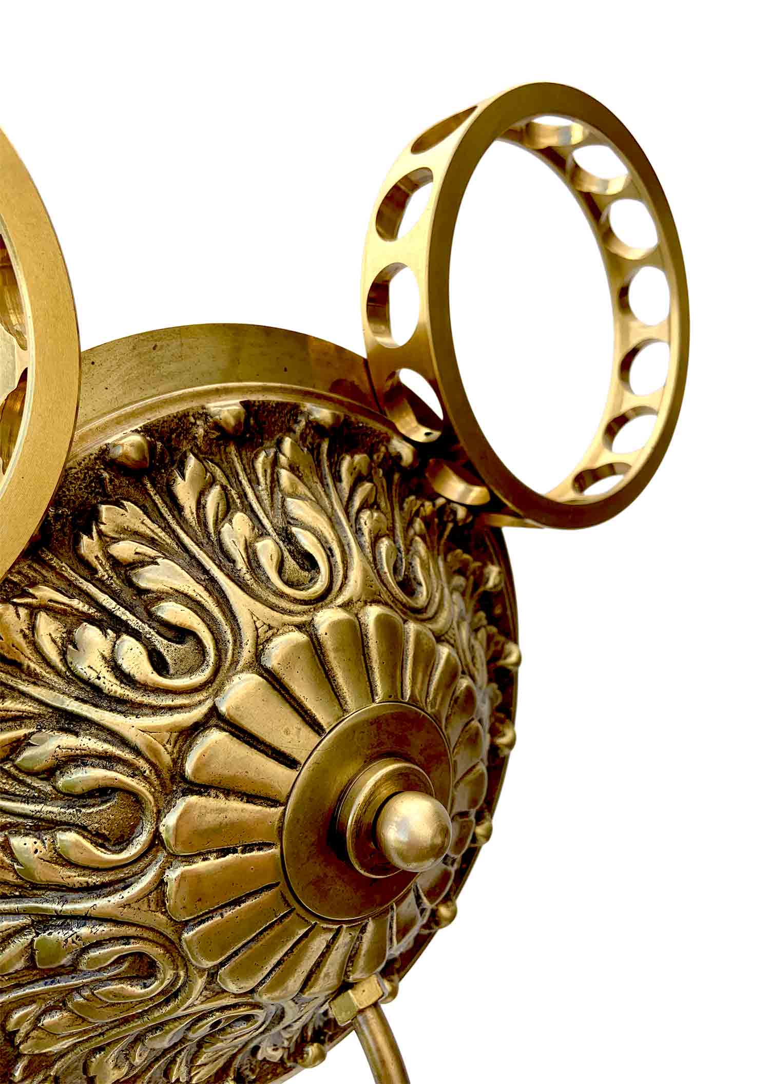 Una escultura con un rostro formado por una esfera con un pomillo a modo de nariz y soportes industriales a modo de orejas; cuenta con una base de la que surge un tallo que sostiene la cabeza —detalle—.