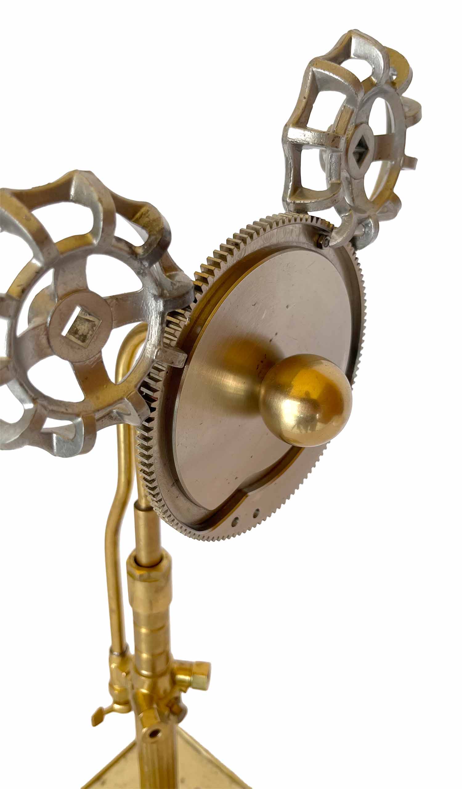La cara es un engranaje, las orejas son dos tapetes de percusión y el cuerpo, un soplete de oxiacetileno sobre una base cuadrada.
