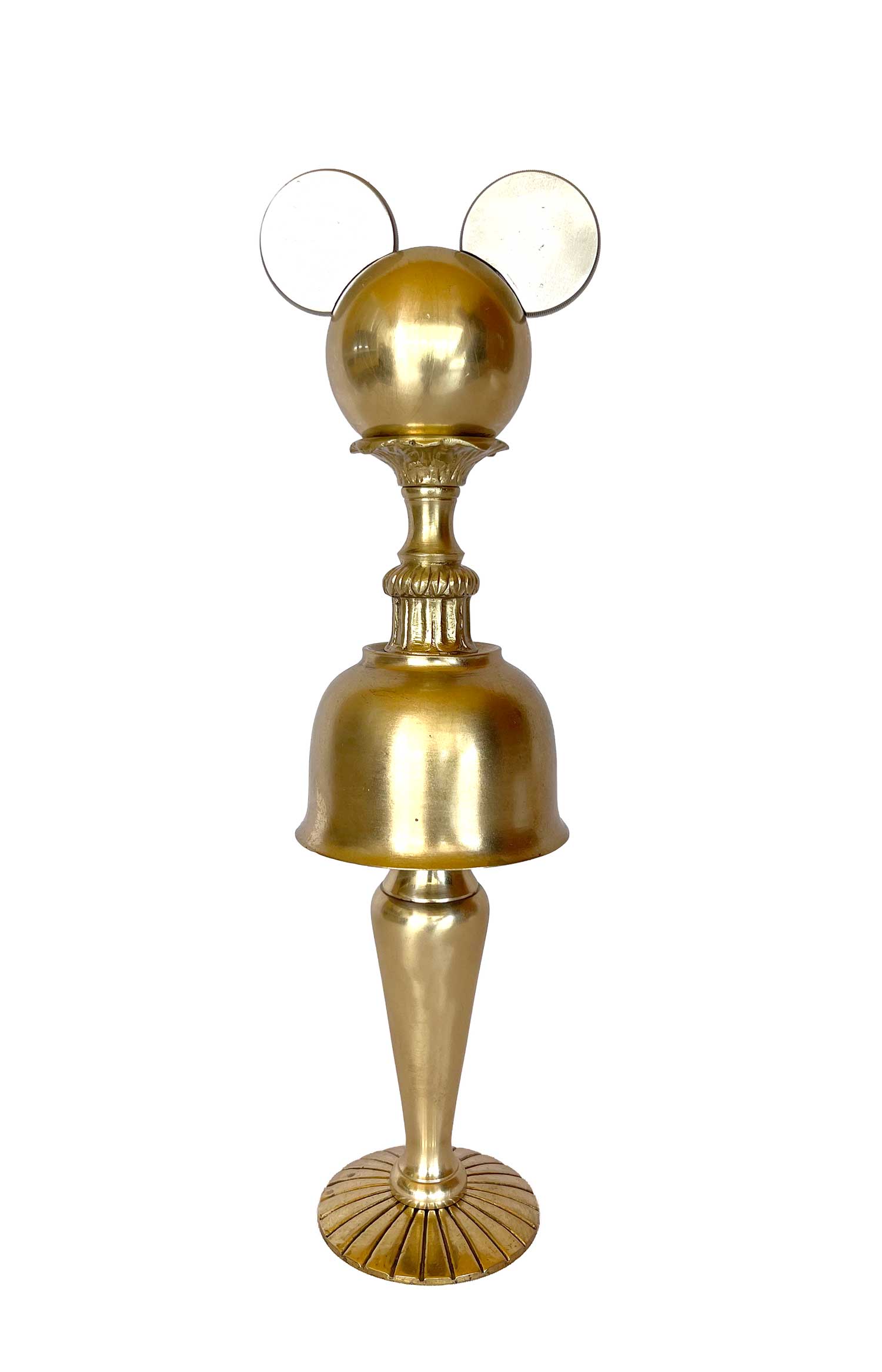 Un Mickey Mouse con un pomo de puerta en lugar de cara y las orejas de la pieza marina de Cosir, que lleva un pecho postizo y unas piernas hechas con un candelabro.