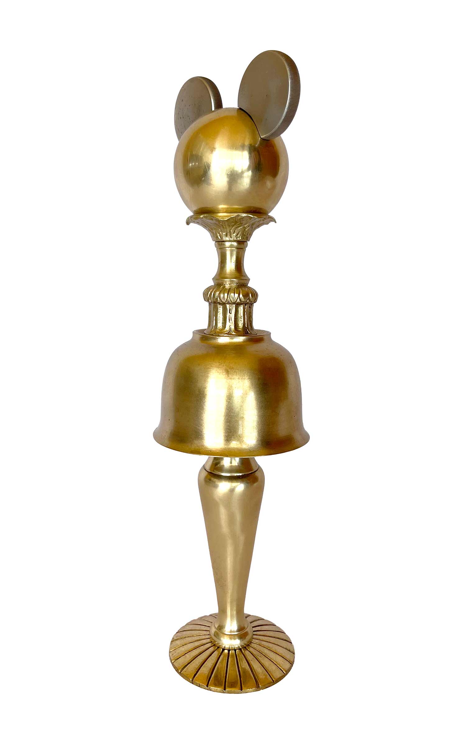 Un Mickey Mouse con un pomo de puerta en lugar de cara y las orejas de la pieza marina de Cosir, que lleva un pecho postizo y unas piernas hechas con un candelabro.