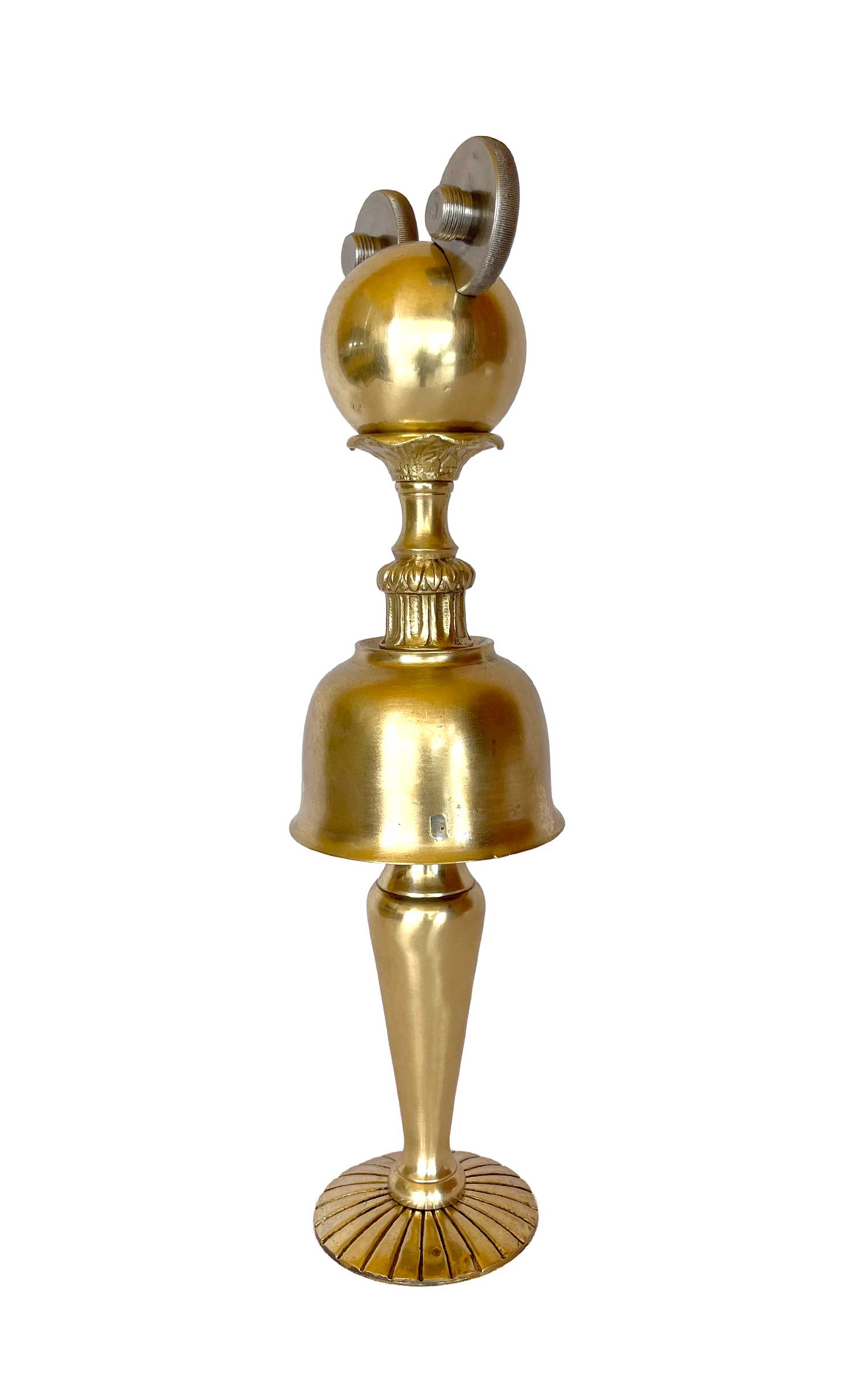 Un Mickey Mouse con un pomo de puerta en lugar de cara y las orejas de la pieza marina de Cosir, que lleva un pecho postizo y unas piernas hechas con un candelabro.