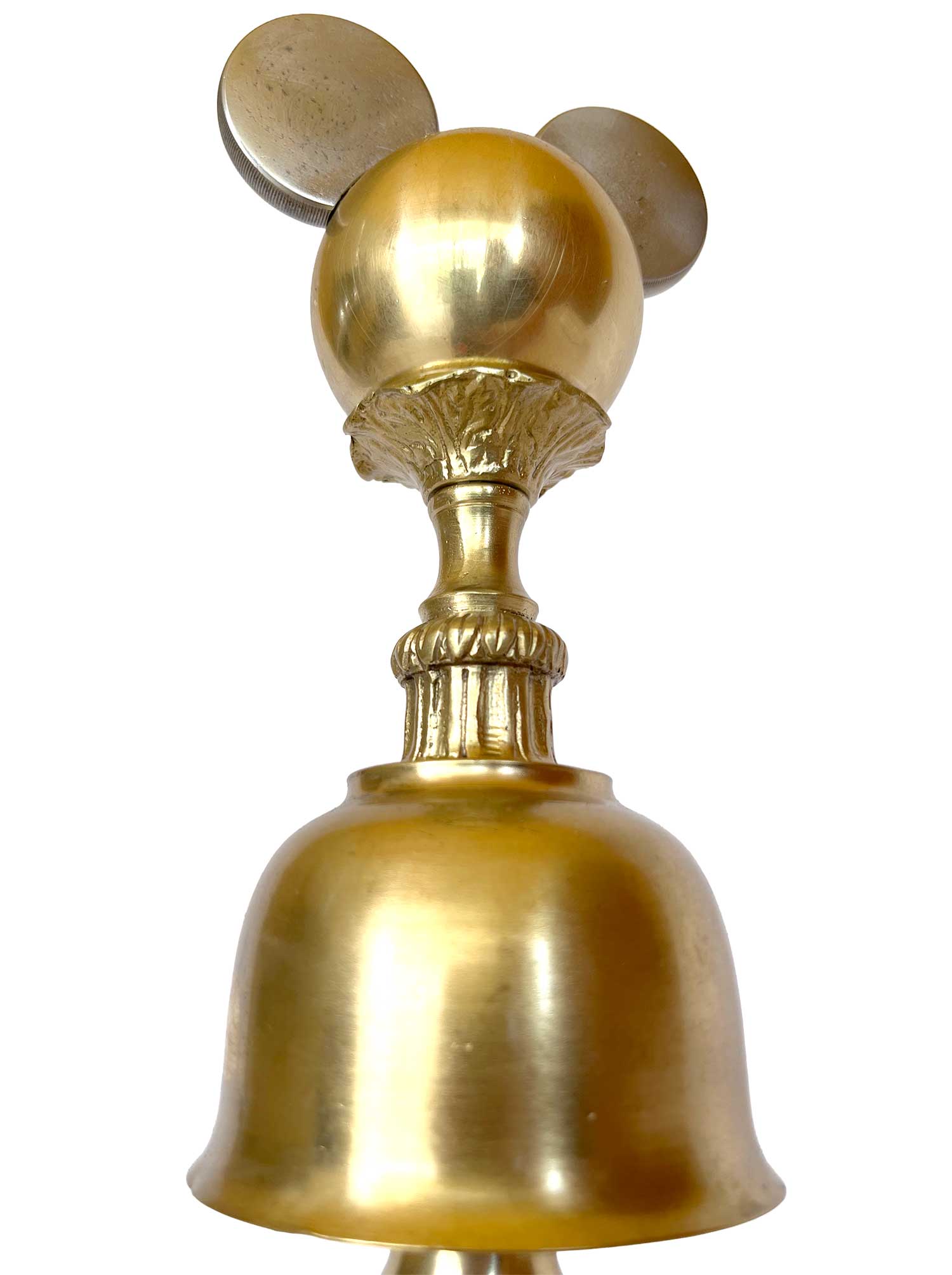 Un Mickey Mouse con un pomo de puerta en lugar de cara y las orejas de la pieza marina de Cosir, que lleva un pecho postizo y unas piernas hechas con un candelabro.