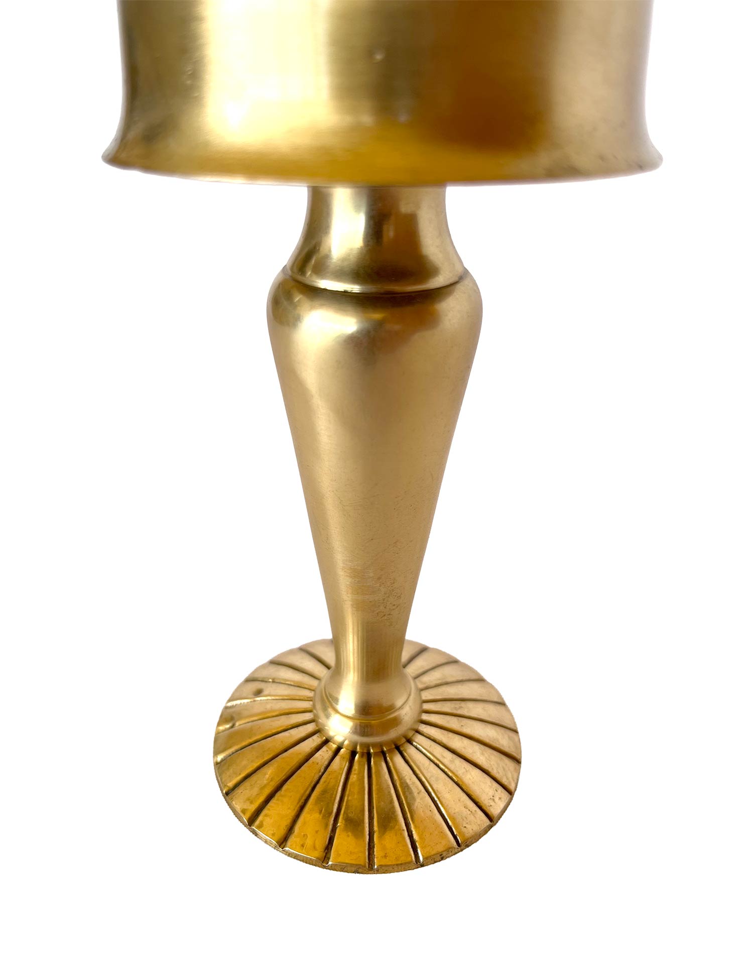 Un Mickey Mouse con un pomo de puerta en lugar de cara y las orejas de la pieza marina de Cosir, que lleva un pecho postizo y unas piernas hechas con un candelabro.