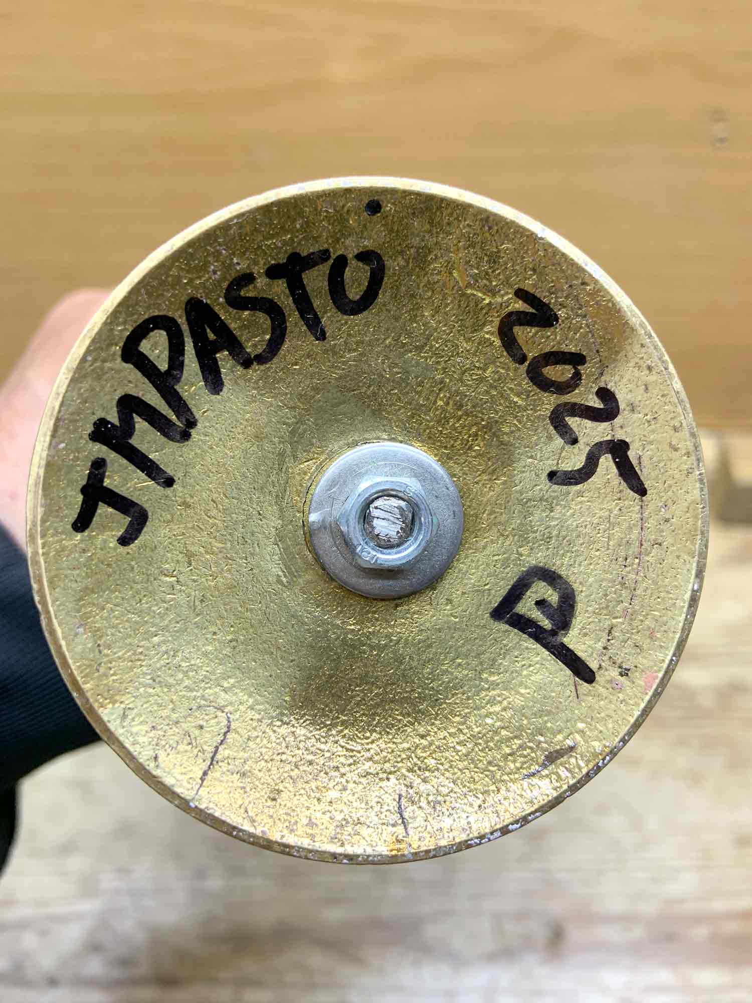 Firma de la escultura debajo del pie