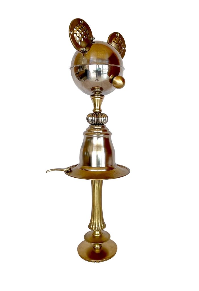 Mickey Mouse con la cara redonda como una pelota, orejas hechas con cintas rizadas, un cuerpo con forma de taza y una falda corta.