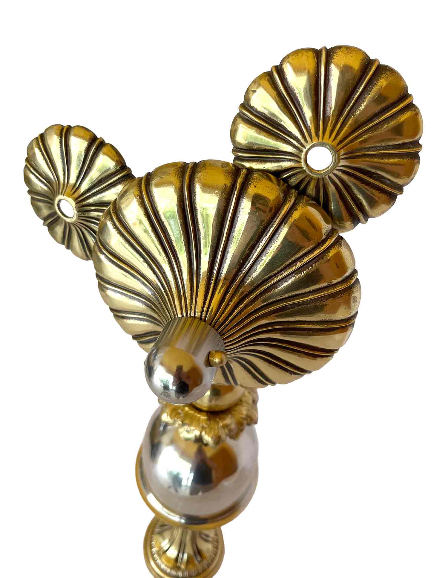 Mickey Mouse hecho con bombillas de desecho, con una cara parecida a un sol y que lleva una falda.
