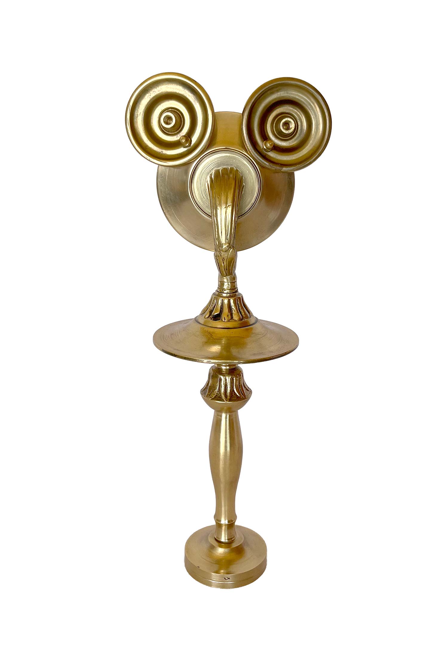 Una escultura dorada con el rostro marcado por rayas que parecen rayos de sol, que lleva una barba postiza y cuyas piernas surgen de un candelabro.