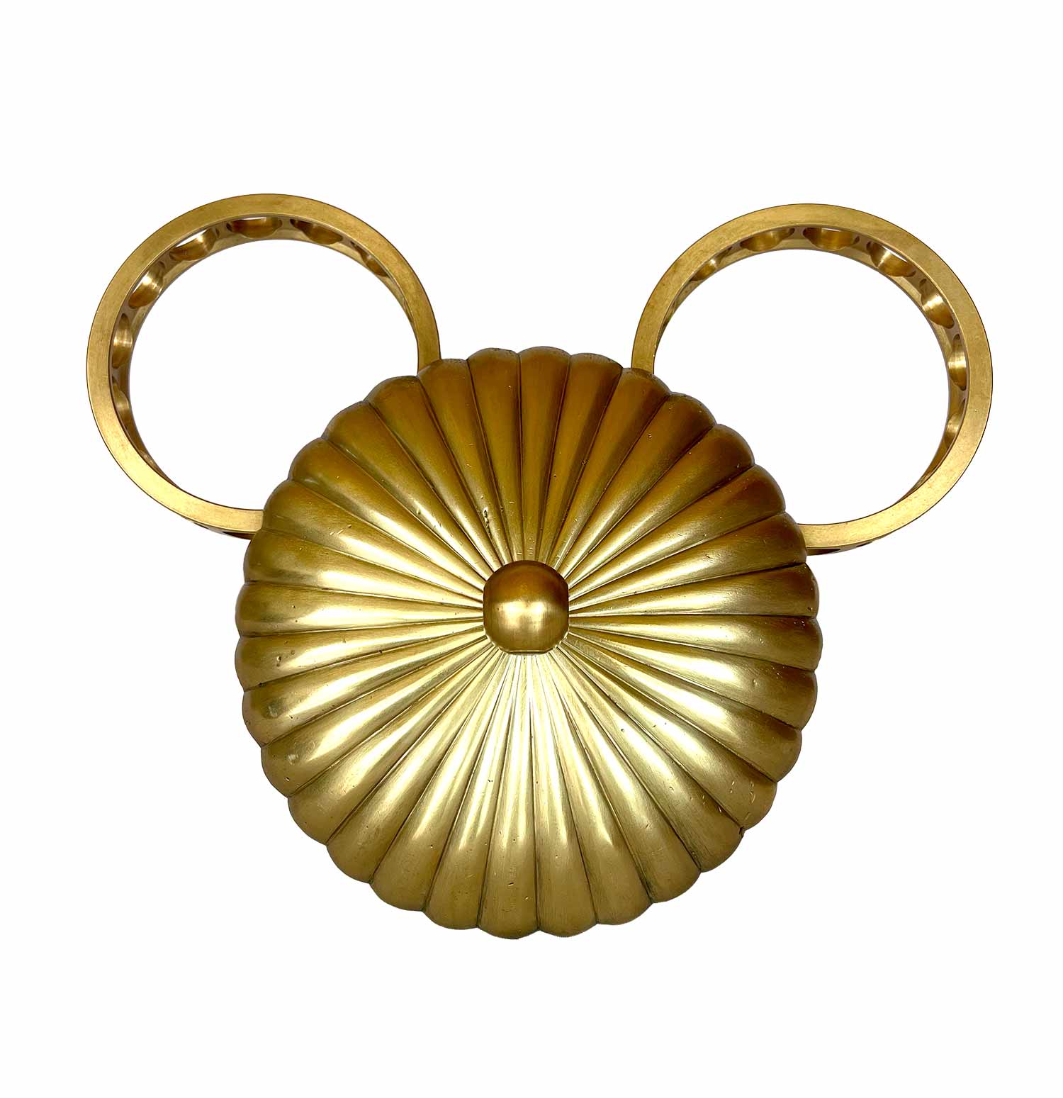 Una escultura con la cara de Mickey para colgar en la pared, hecha con una pantalla de lámpara con rayas radiales como las del sol y dos círculos industriales a modo de orejas.