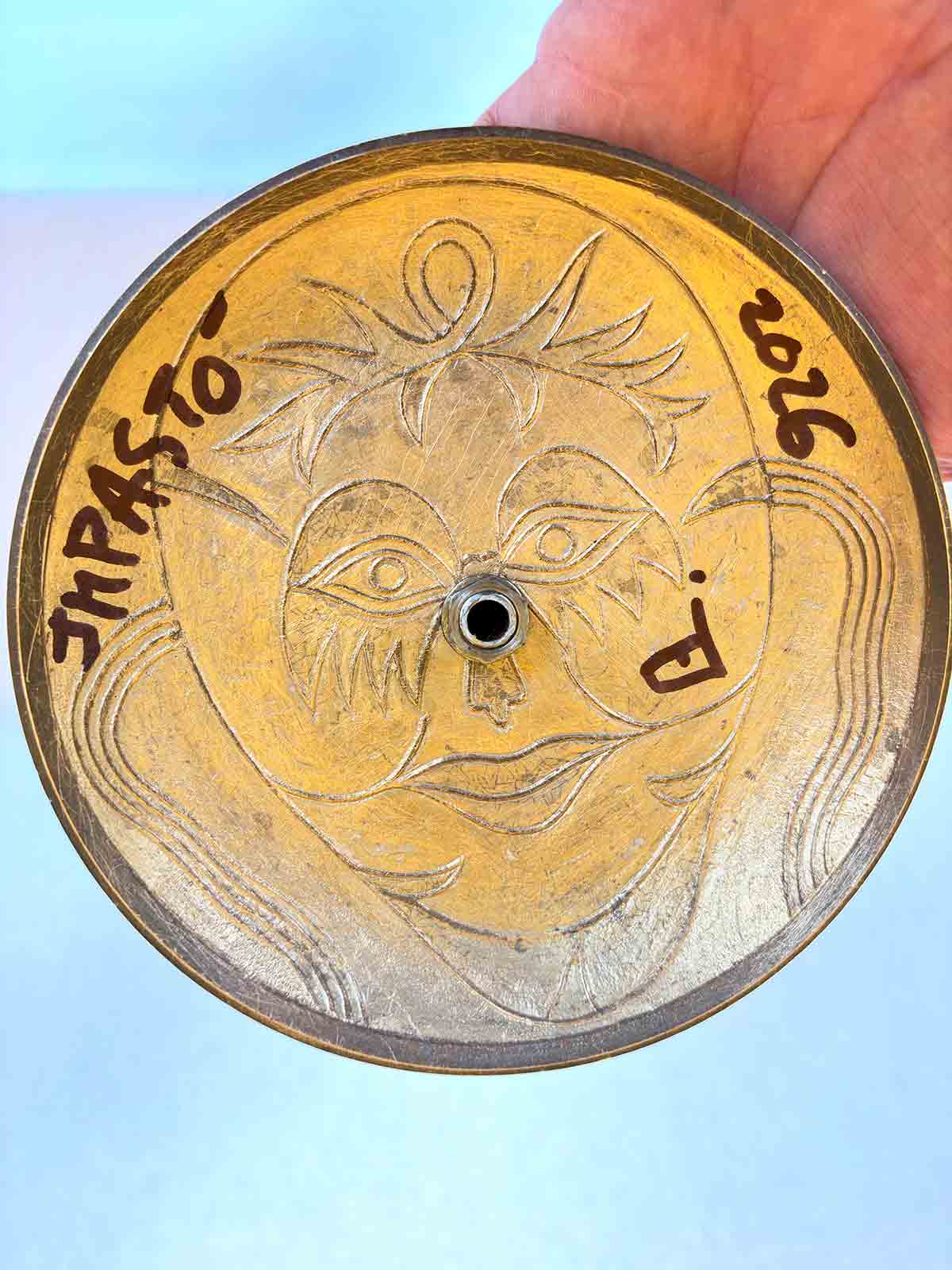 Firma en la parte inferior de la escultura