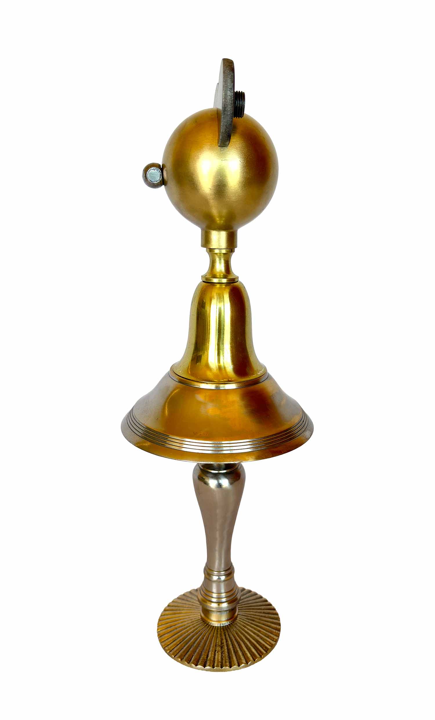 Una escultura dorada compuesta por un pomo a modo de rostro, piezas marinas de Cosir a modo de orejas, un cuerpo y un molde con partes de lámpara, y las patas de un candelabro.