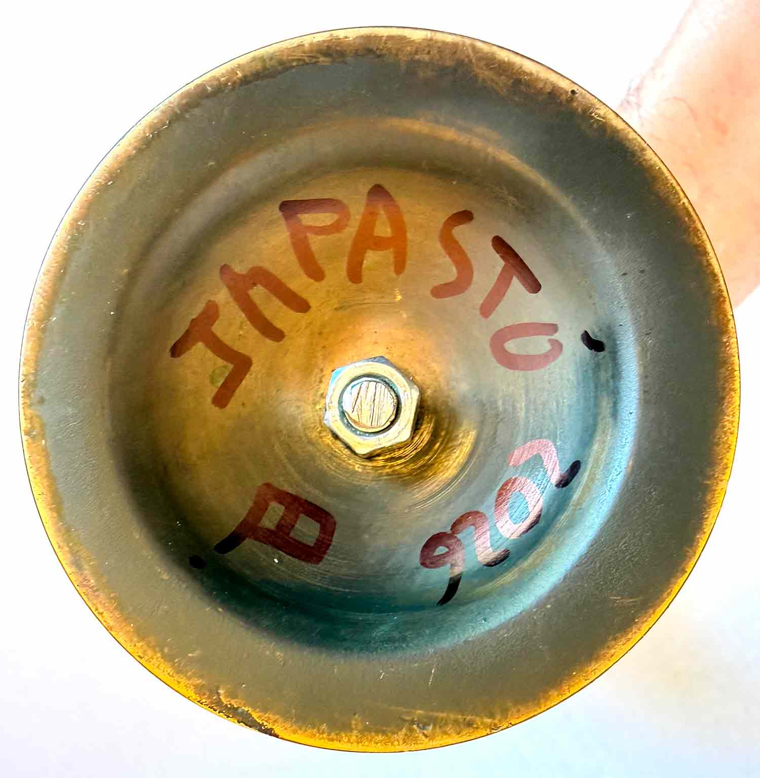 signatura a pasota de la base de la obra