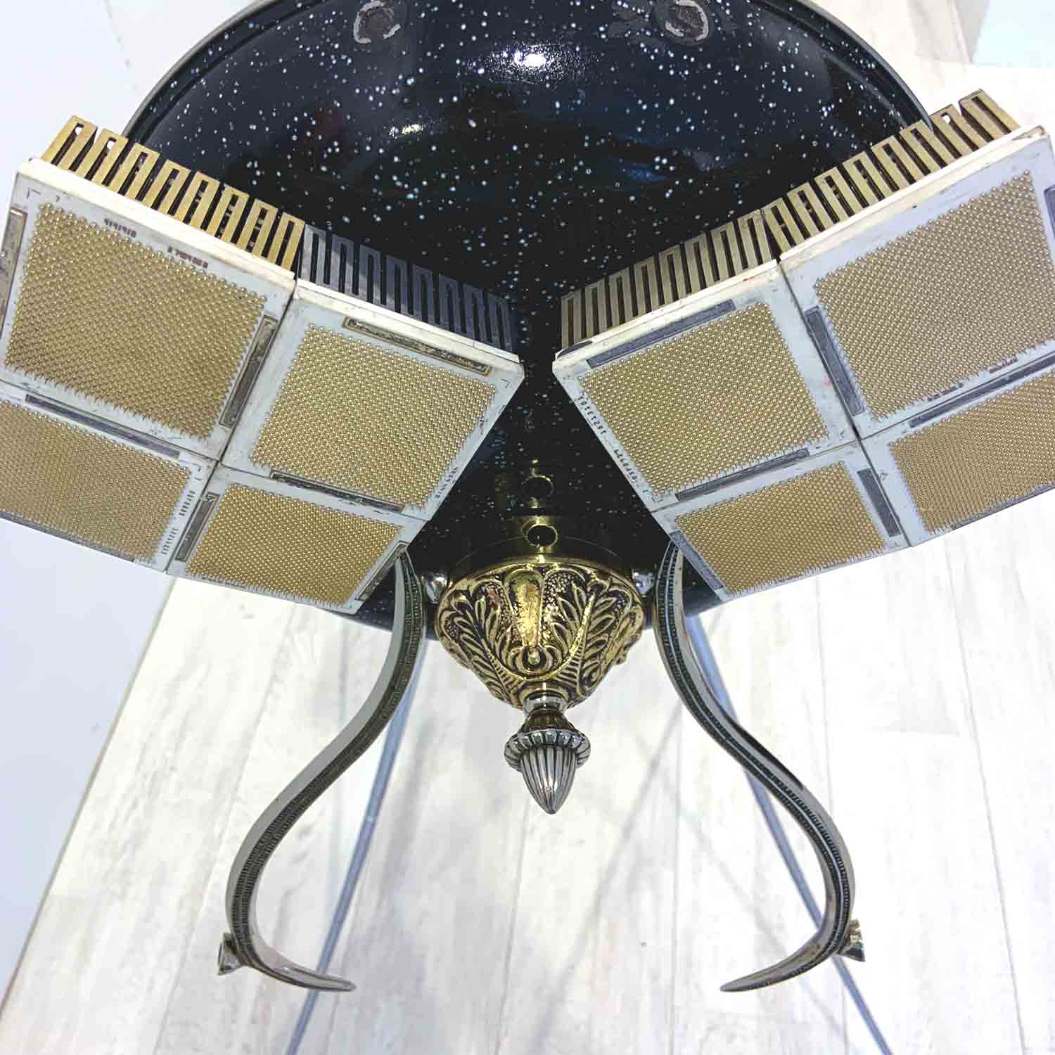 Escultura de abeja mutante realizada con elementos reciclados
