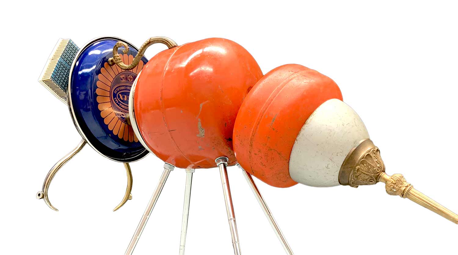 Escultura de abeja mutante realizada con elementos reciclados