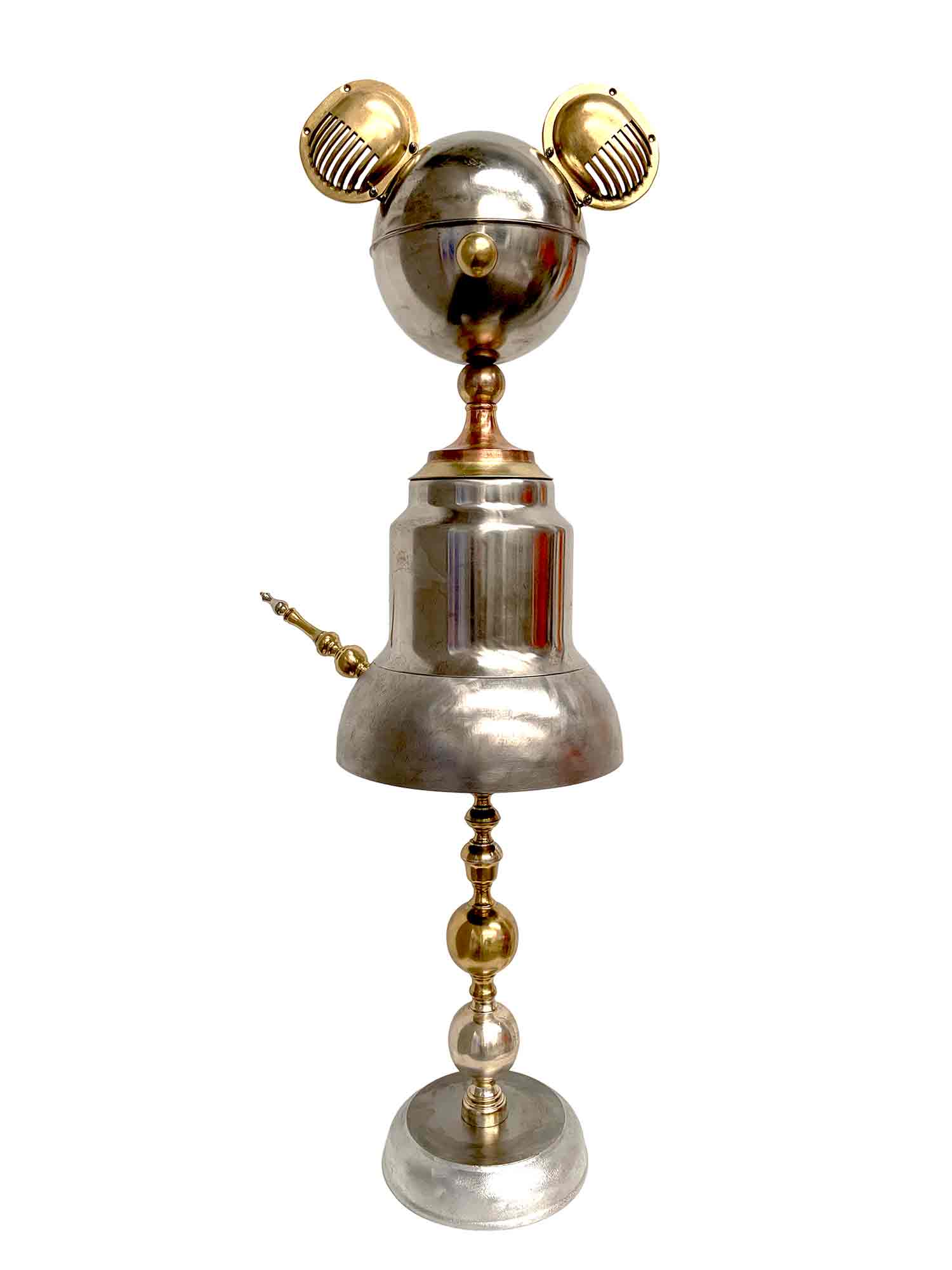 32097_R_1 Mickey Mouse - assemblatge de Josep M. Pastó realitzat amb<br />
objectes reciclats i restaurats