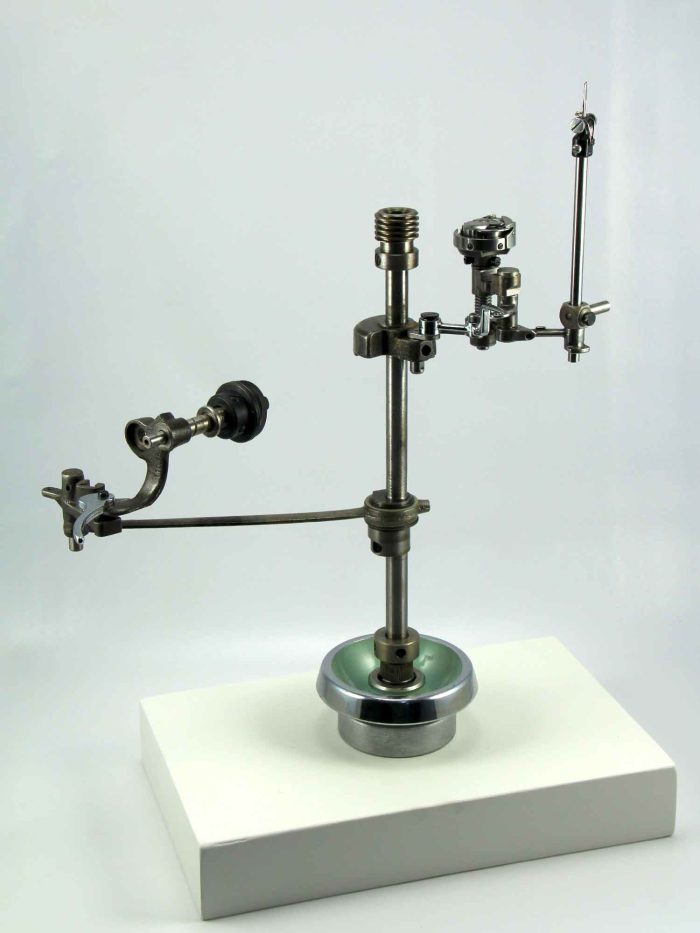 Escultura d'una interpretació de màquina cosir Alfamatic 109