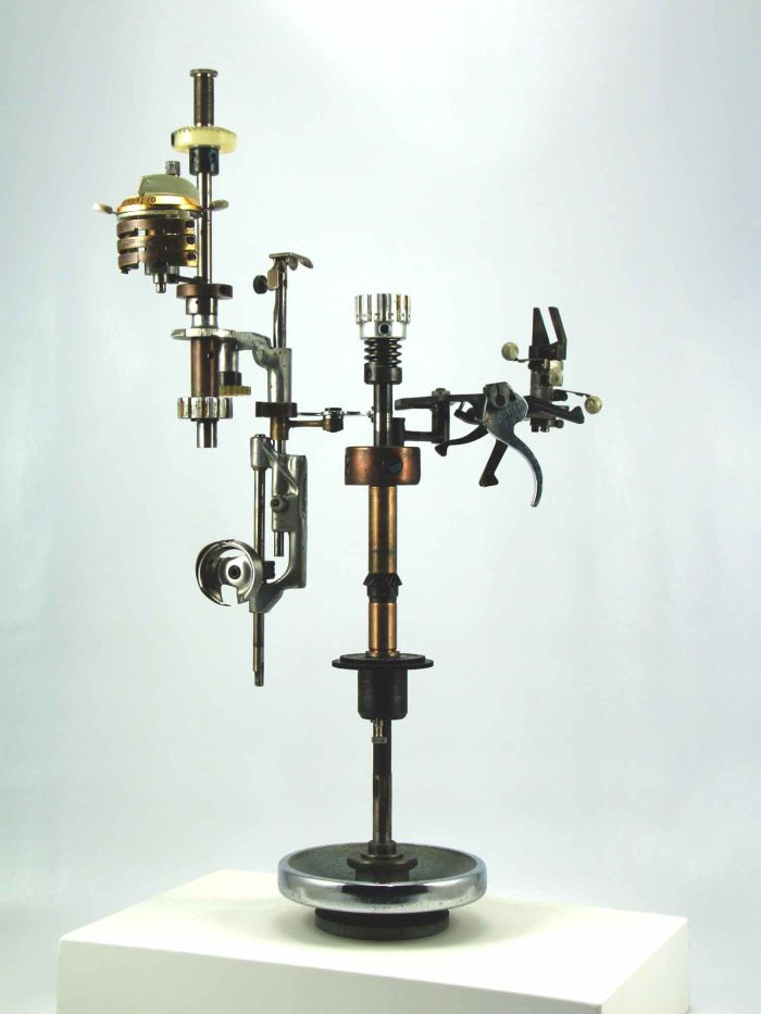Escultura d'una interpretació de màquina de cosir Sigma 31017