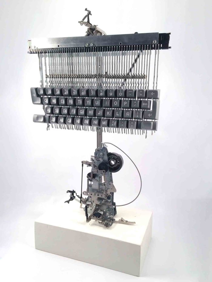 Escultura d'una interpretació d'una màquina d'escriure IBM Selectric dels anys 60
