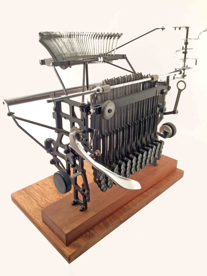 Escultura d'una interpretació d’una màquina d’escriure Olivetti Lexicon 80
